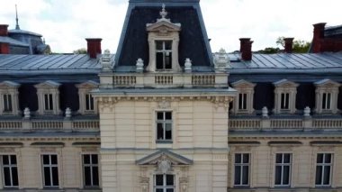 Eski sarayın üzerinde uçan bir dron görüntüsü.