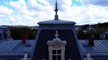 Eski sarayın üzerinde uçan bir dron görüntüsü.