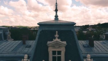 Eski sarayın üzerinde uçan bir dron görüntüsü.