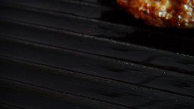 Hamburger için kızarmış pirzola ızgara tavasında döner..
