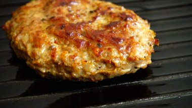 Hamburger için kızarmış pirzola ızgara tavasında döner..