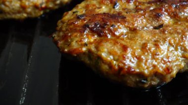 Hamburger için kızarmış pirzola ızgara tavasında döner..