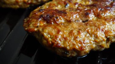 Hamburger için kızarmış pirzola ızgara tavasında döner..