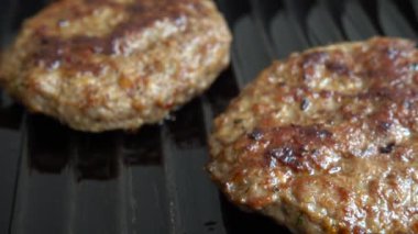 Hamburger için kızarmış pirzola ızgara tavasında döner..