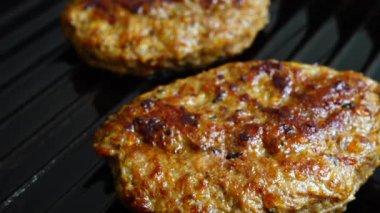 Hamburger için kızarmış pirzola ızgara tavasında döner..