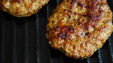 Hamburger için kızarmış pirzola ızgara tavasında döner..