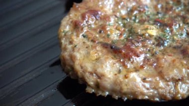 Hamburger için kızarmış pirzola ızgara tavasında döner..