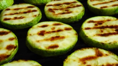 Kızarmış kabak dilimleri ızgara tavasında döner..