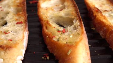 Fransız ekmeğini zeytinyağı ve baharatlarla dilimleyip ızgara tavasında çevirdim..