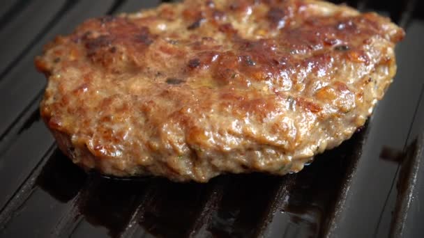 Chuleta Frita Para Hamburguesa Gira Parrilla — Vídeos de Stock