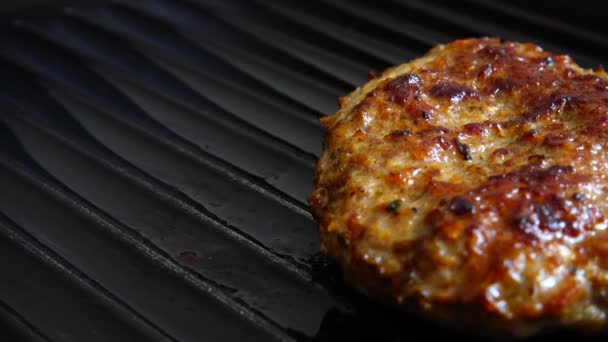 Chuleta Frita Para Hamburguesa Gira Parrilla — Vídeos de Stock