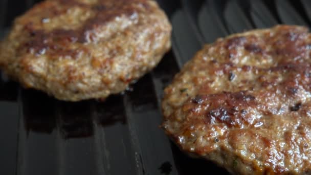 Chuleta Frita Para Hamburguesa Gira Parrilla — Vídeos de Stock