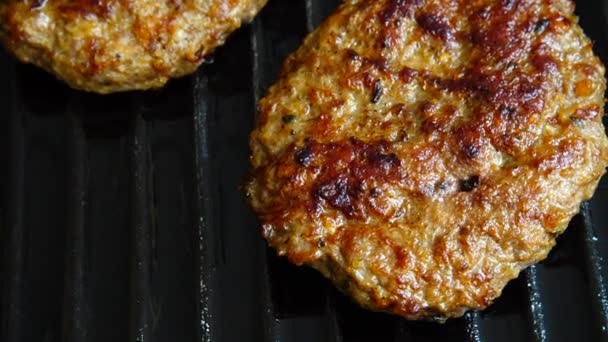 Smażony Kotlet Hamburgera Obraca Się Patelni Grilla — Wideo stockowe