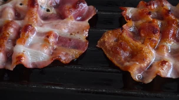Les Tranches Bacon Frit Tournent Dans Une Poêle Griller — Video