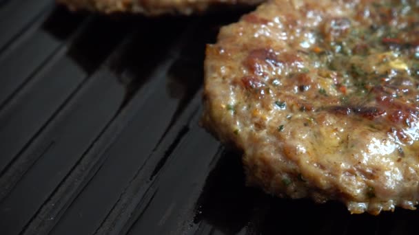 Chuleta Frita Para Hamburguesa Gira Parrilla — Vídeos de Stock