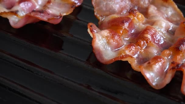 Rebanadas Tocino Frito Giran Una Sartén — Vídeos de Stock