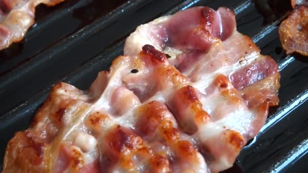 Rebanadas Tocino Frito Giran Una Sartén — Vídeos de Stock