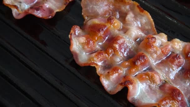 Rebanadas Tocino Frito Giran Una Sartén — Vídeos de Stock