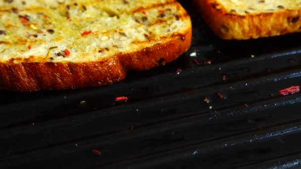 Тост Хліба Оливковою Олією Спеціями Обертаються Сковороді — стокове відео