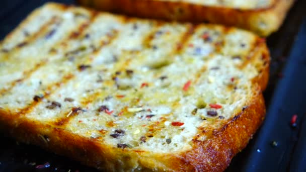 Toast Aus Brot Mit Olivenöl Und Gewürzen Rotieren Auf Einer — Stockvideo