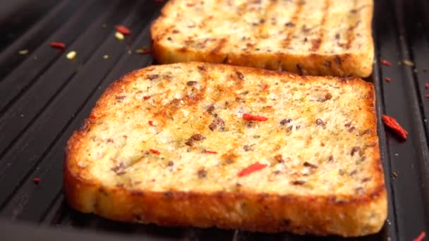 Toast Pane Con Olio Oliva Spezie Ruotano Una Padella Alla — Video Stock