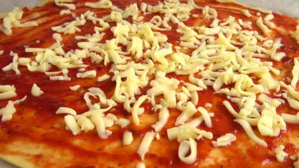 Gotowanie Pizzy Sosem Pomidorowym Serem Mozzarella Spadający Tarty Ser — Wideo stockowe