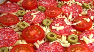 Mozzarella peynirli fırında pizza, zeytin, domates, domates sosu ve salam..