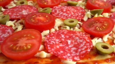 Mozzarella peynirli fırında pizza, zeytin, domates, domates sosu ve salam..