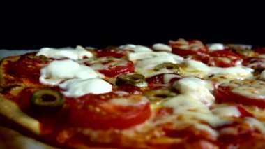Mozzarella peynirli, zeytinli, domatesli ve salamlı pizza..