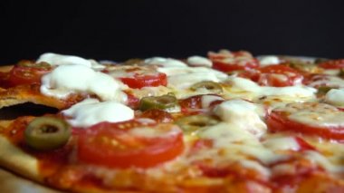Mozzarella peynirli, zeytinli, domatesli ve salamlı pizza..