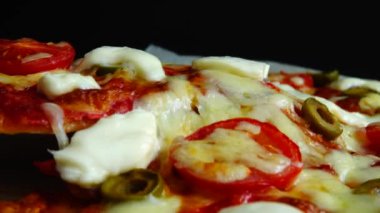 Mozzarella peynirli, zeytinli, domatesli ve salamlı pizza..
