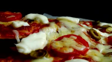 Mozzarella peynirli, zeytinli, domatesli ve salamlı pizza..