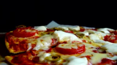 Mozzarella peynirli, zeytinli, domatesli ve salamlı pizza..