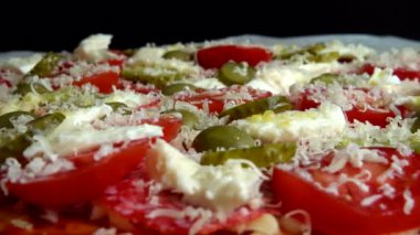 Mozzarella peynirli pizza, zeytin, salatalık turşusu, domates, parmesan peyniri ve salam..