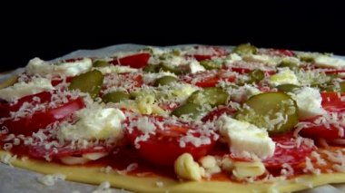 Mozzarella peynirli pizza, zeytin, salatalık turşusu, domates, parmesan peyniri ve salam..