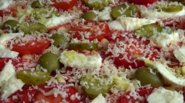 Mozzarella peynirli pizza, zeytin, salatalık turşusu, domates, parmesan peyniri ve salam..