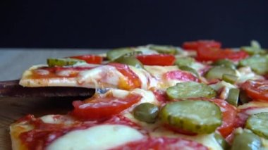 Mozzarella peynirli, zeytinli, salatalıklı, domatesli ve salamlı pizza..