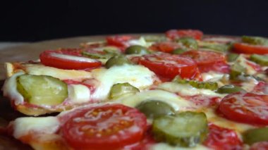 Mozzarella peynirli, zeytinli, salatalıklı, domatesli ve salamlı pizza..