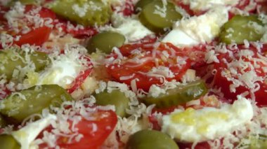 Mozzarella peynirli pizza, zeytin, salatalık turşusu, domates, parmesan peyniri ve salam..
