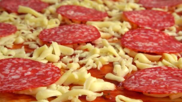 Spinnpizza Med Mozzarellaost Tomater Tomatsås Och Salami — Stockvideo