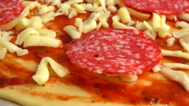 Pizza Giratória Com Queijo Mussarela Tomate Molho Tomate Salame — Vídeo de Stock