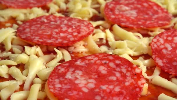 Περιστρεφόμενη Πίτσα Μοτσαρέλα Ντομάτες Σάλτσα Ντομάτας Και Σαλάμι — Αρχείο Βίντεο