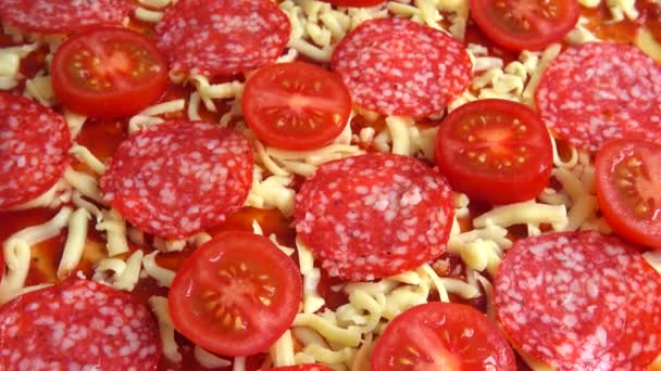 Pizza Giratoria Con Queso Mozzarella Tomates Salsa Tomate Salami — Vídeos de Stock