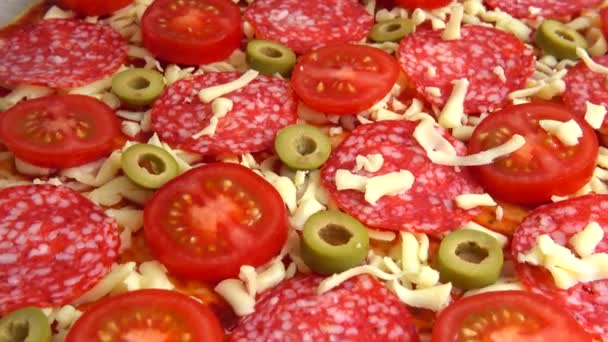 Pizza Giratoria Con Queso Mozzarella Aceitunas Tomates Salsa Tomate Salami — Vídeo de stock