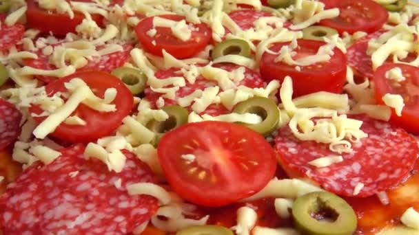 Pizza Giratória Com Queijo Mussarela Azeitonas Tomates Molho Tomate Salame — Vídeo de Stock