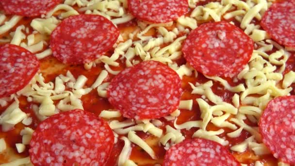 Spinning Pizza Met Mozzarella Kaas Tomaten Tomatensaus Salami — Stockvideo