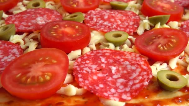 Pizza Giratoria Con Queso Mozzarella Aceitunas Tomates Salsa Tomate Salami — Vídeos de Stock