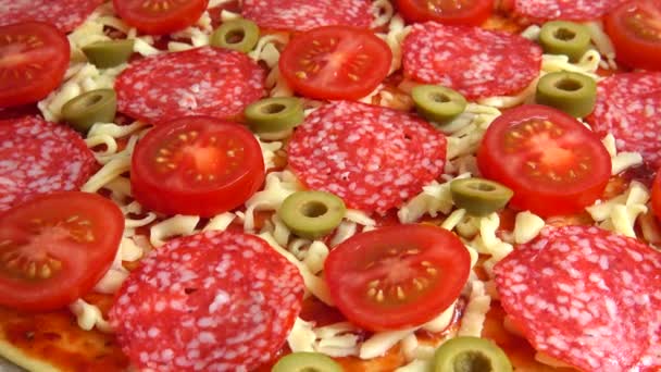 Draaiende Pizza Met Mozzarella Kaas Olijven Tomaten Tomatensaus Salami — Stockvideo