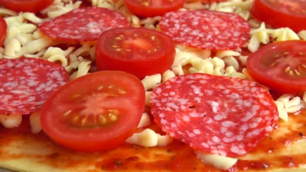 Pizza Giratoria Con Queso Mozzarella Tomates Salsa Tomate — Vídeos de Stock