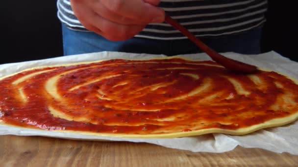 Chef Cozinhar Uma Pizza Com Molho Tomate — Vídeo de Stock